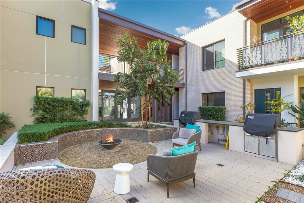 125 Hurlbut Street, Unit 101 Pasadena, CA 91105 - Photo 38 of 53 a view of outdoor space yard and patio