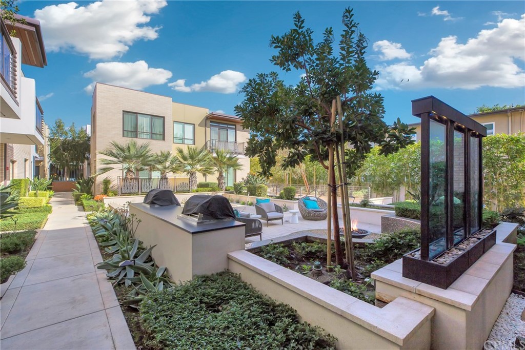 125 Hurlbut Street, Unit 101 Pasadena, CA 91105 - Photo 41 of 53 a view of a house with backyard and sitting area