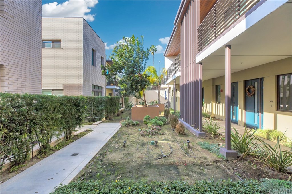 125 Hurlbut Street, Unit 101 Pasadena, CA 91105 - Photo 42 of 53 a front view of a house with a yard