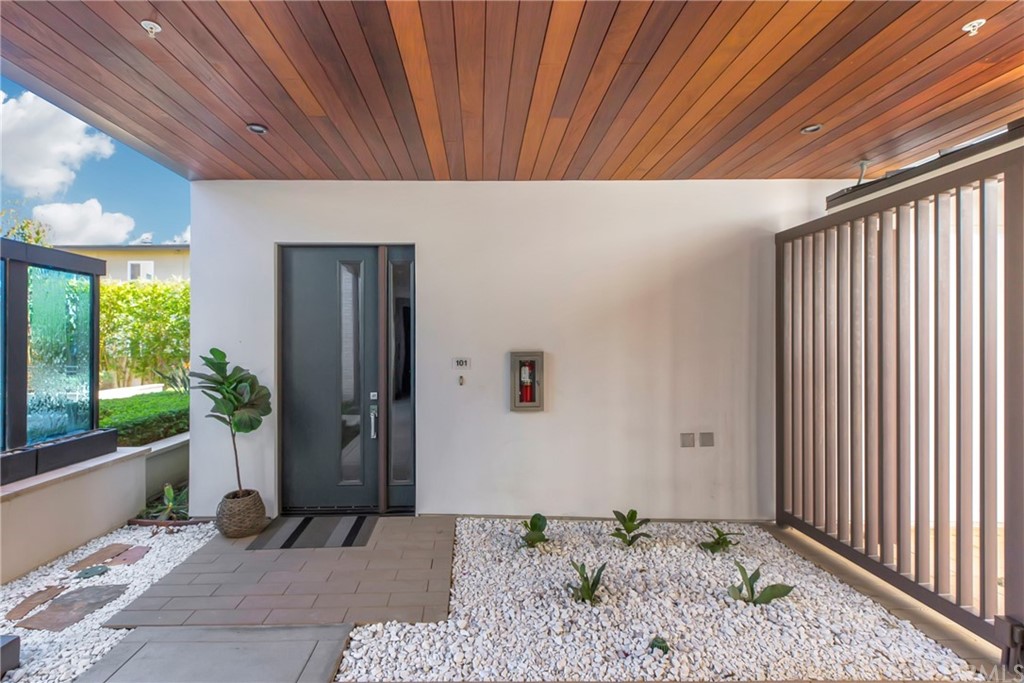 125 Hurlbut Street, Unit 101 Pasadena, CA 91105 - Photo 5 of 53 a backyard of a house