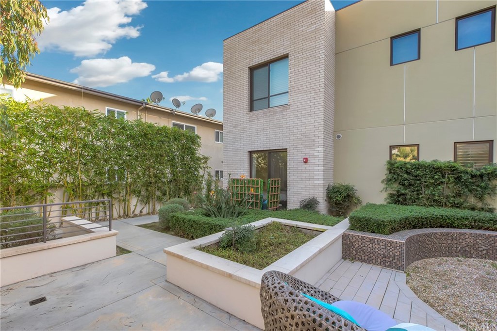 125 Hurlbut Street, Unit 101 Pasadena, CA 91105 - Photo 52 of 53 a view of a house with backyard and sitting area