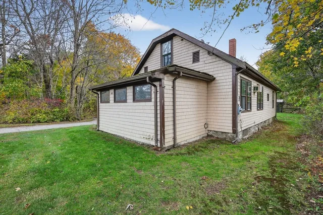 $375,000 | 383 Vinnicum Road, Swansea, MA 02777