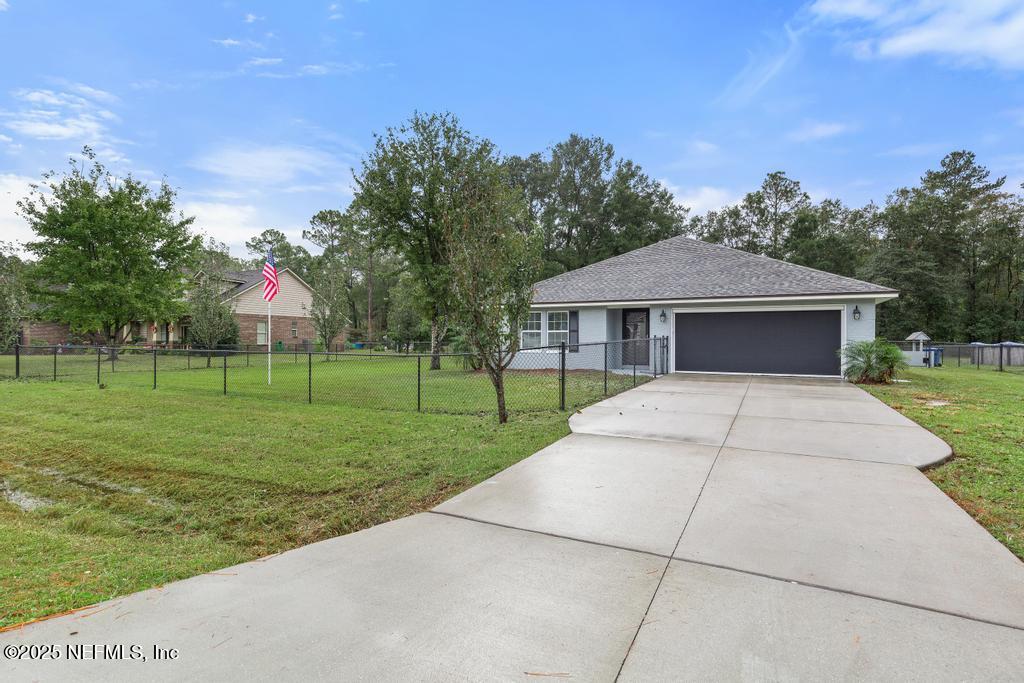 54174 Deerfield Country Club Road Callahan, FL 32011 - Photo 3 of 36 a front view of a house with a yard