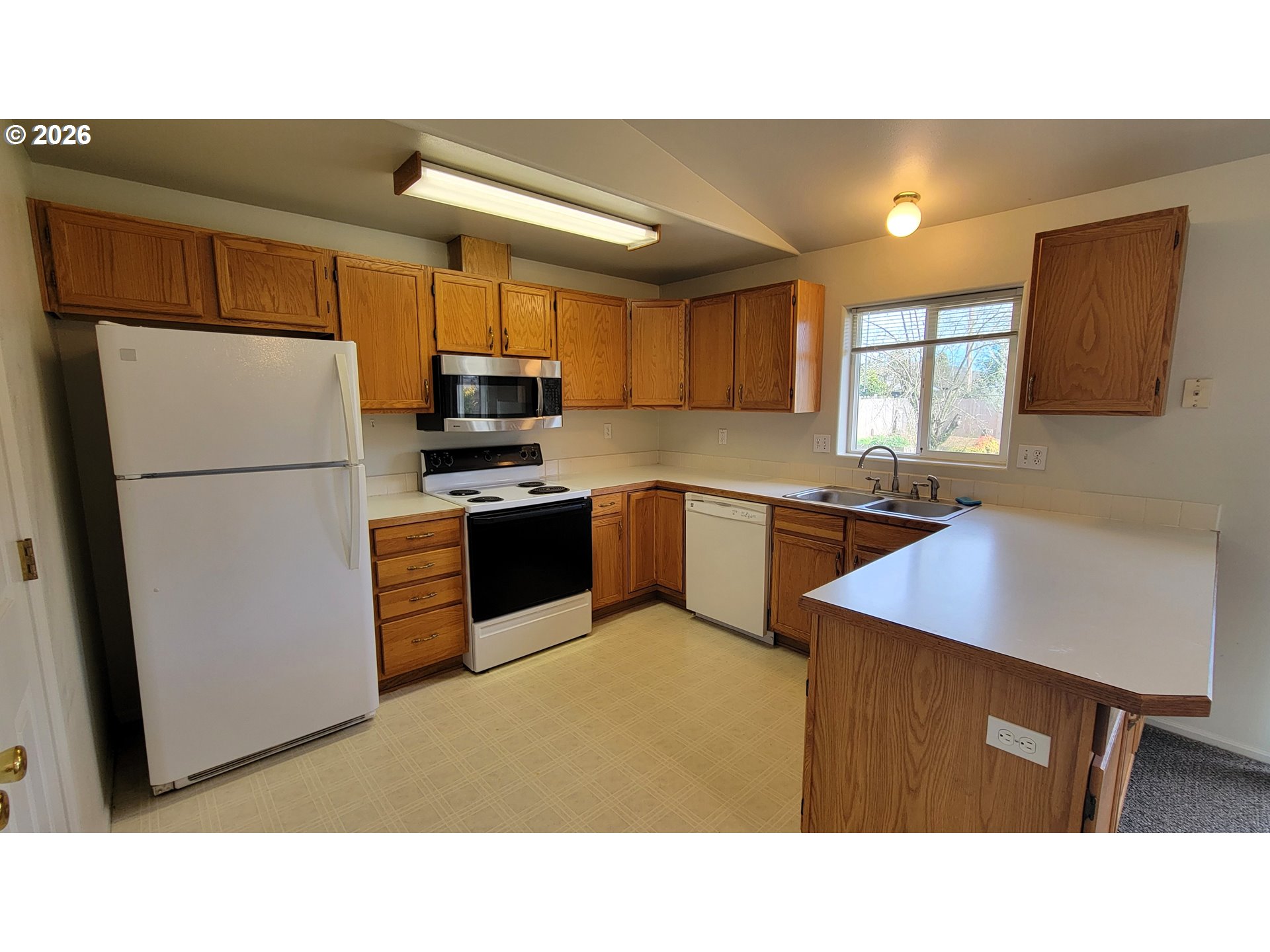 919 South 37th Place Springfield, OR 97478 - Photo 4 of 15