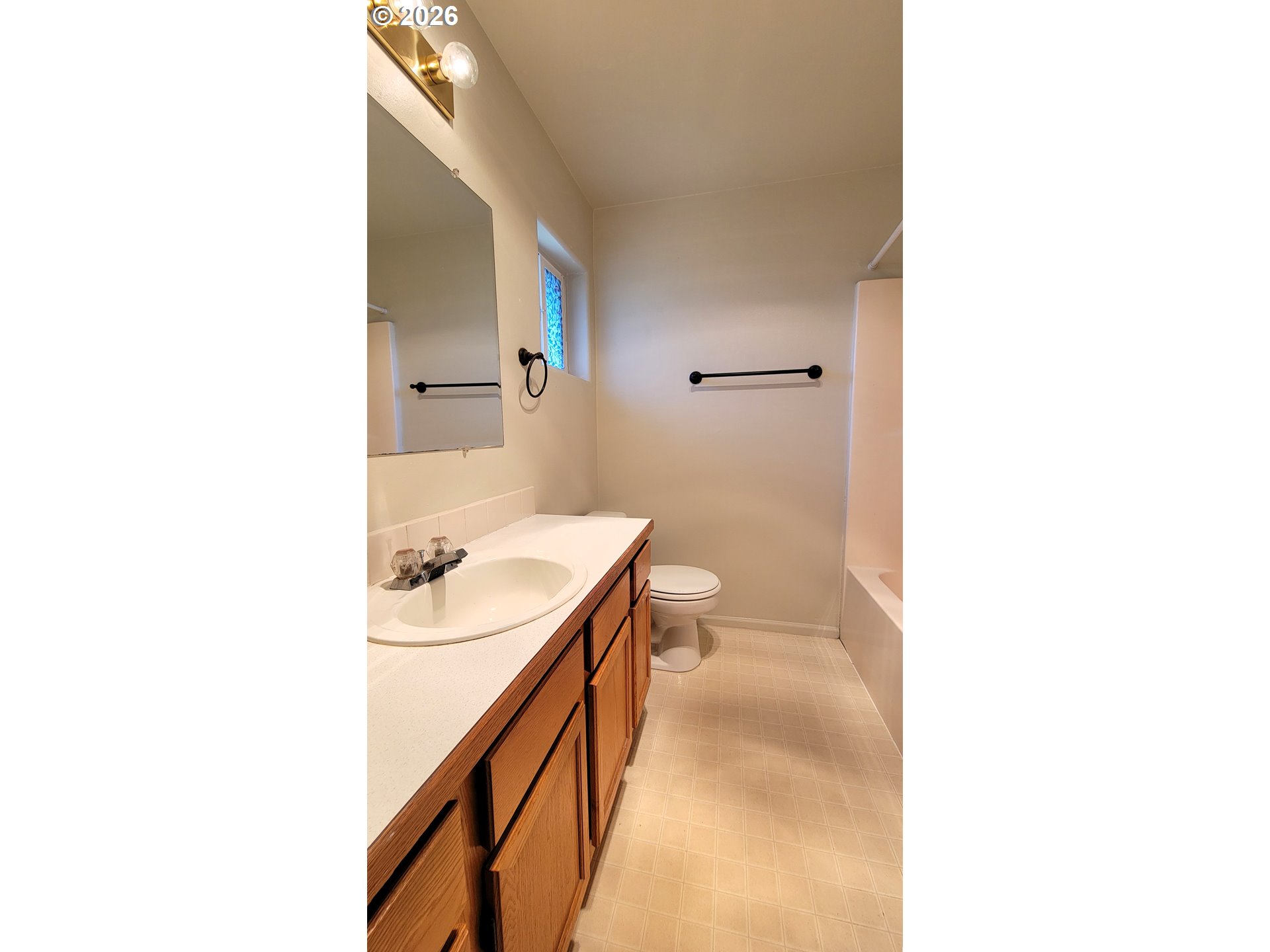 919 South 37th Place Springfield, OR 97478 - Photo 7 of 15 Bathroom, Attached