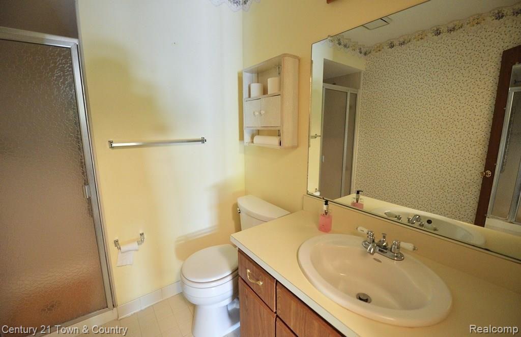 683 Tennyson, Unit 31 Rochester, MI 48307 - Photo 19 of 48 Master bathroom