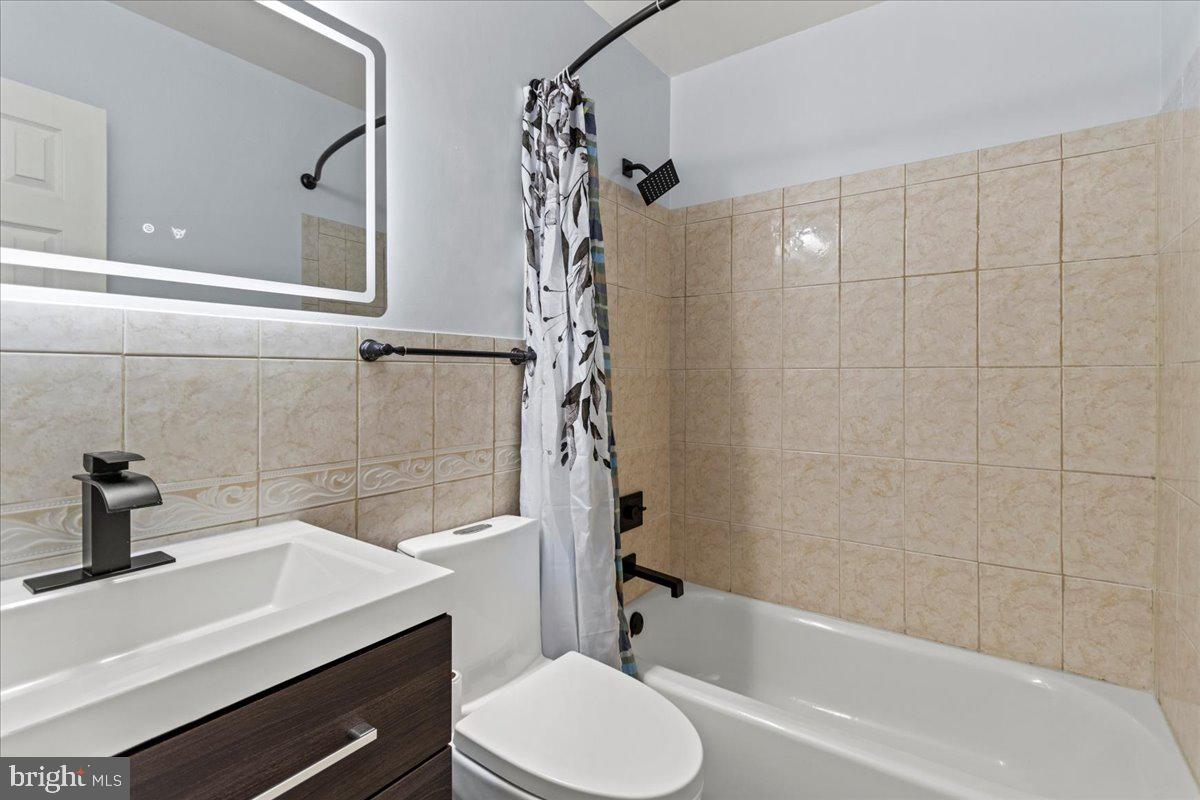 517 Round Table Drive Fort Washington, MD 20744 - Photo 15 of 25 a bathroom with a sink a toilet and a bathtub