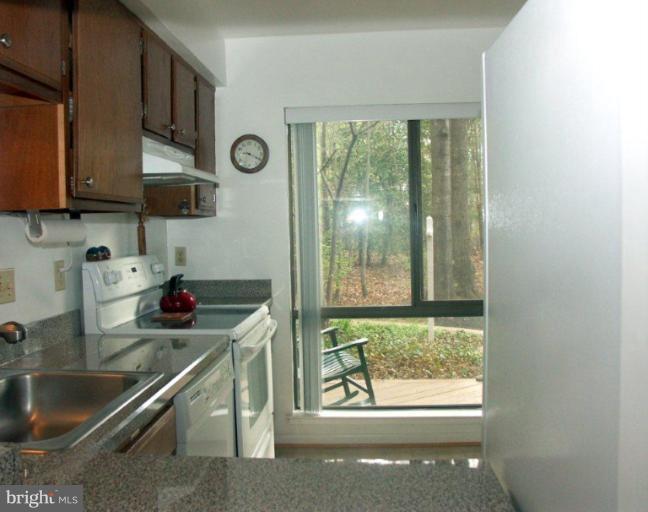 11531 Buttonwood Court Reston, VA 20191 - Photo 4 of 13 Kitchen