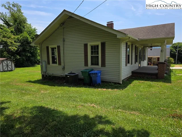 a view of a house with backyard