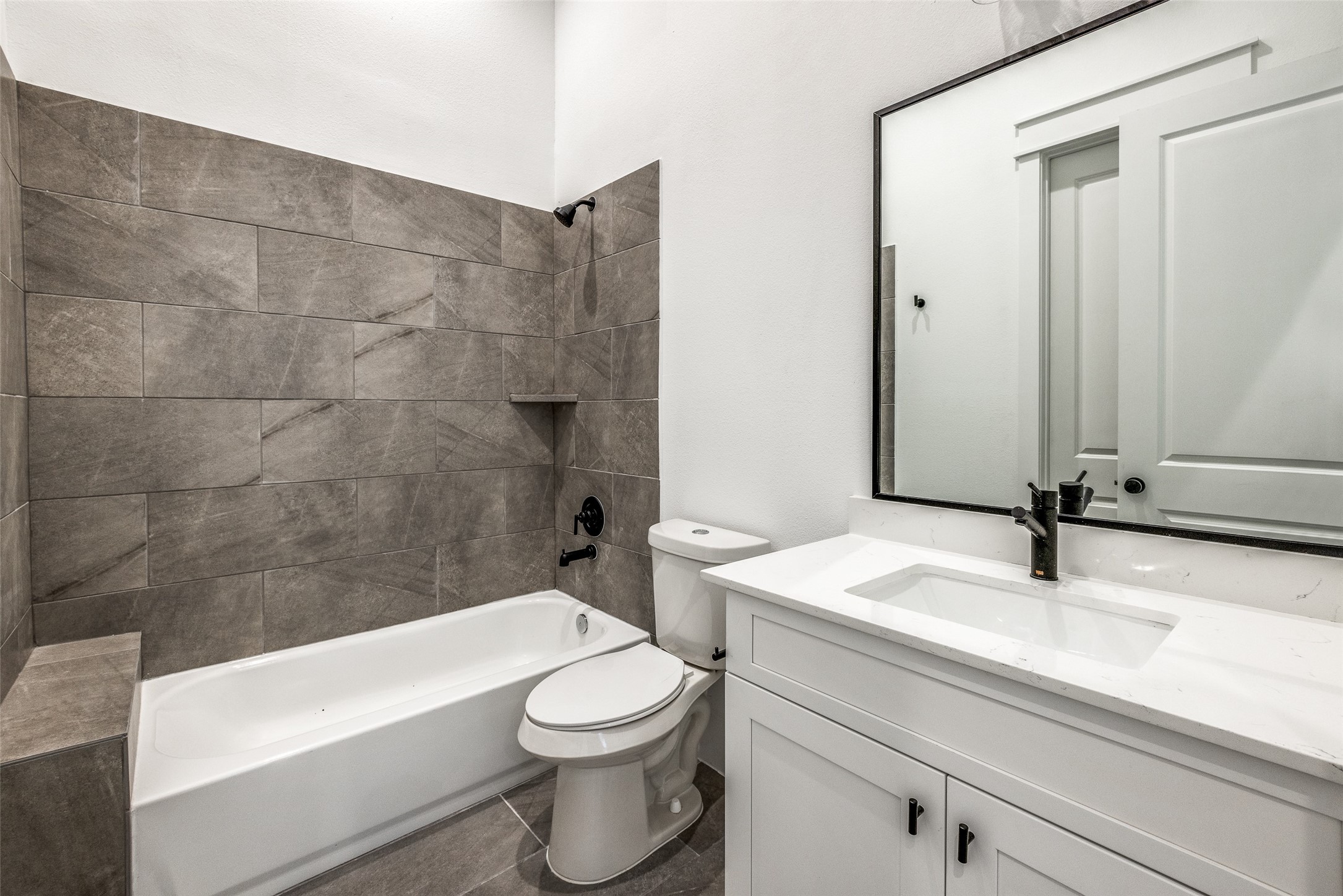 948 Fisher Street, Unit B Houston, TX 77018 - Photo 12 of 25 a bathroom with a sink a toilet and bathtub
