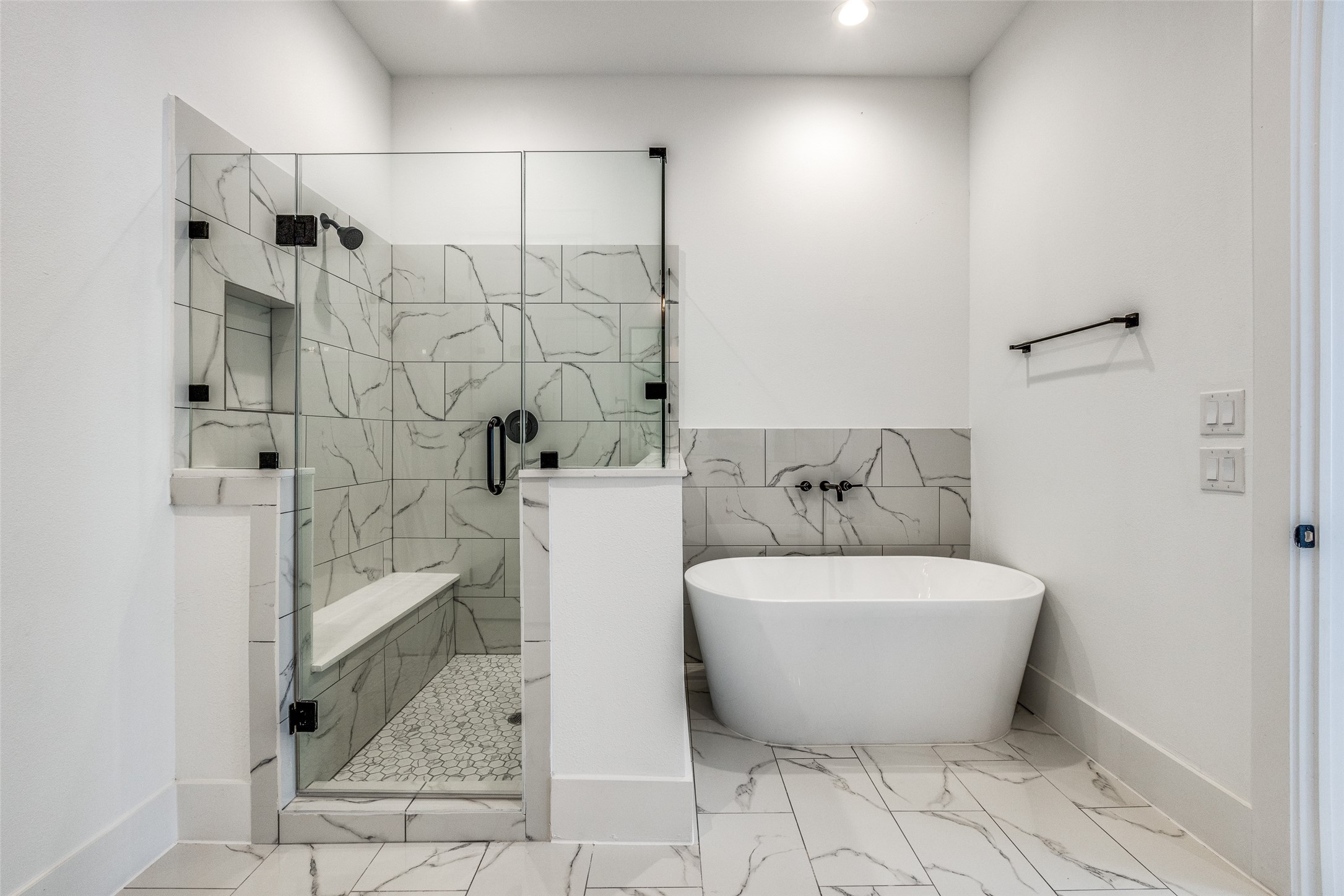 948 Fisher Street, Unit B Houston, TX 77018 - Photo 16 of 25 a bathroom with a bathtub and shower