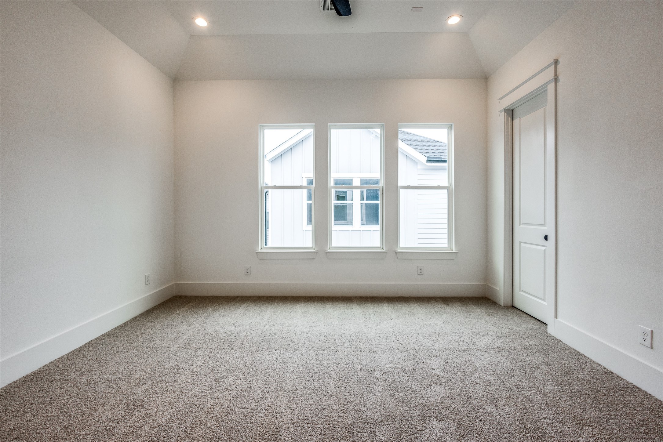 948 Fisher Street, Unit B Houston, TX 77018 - Photo 19 of 25 an empty room with a window