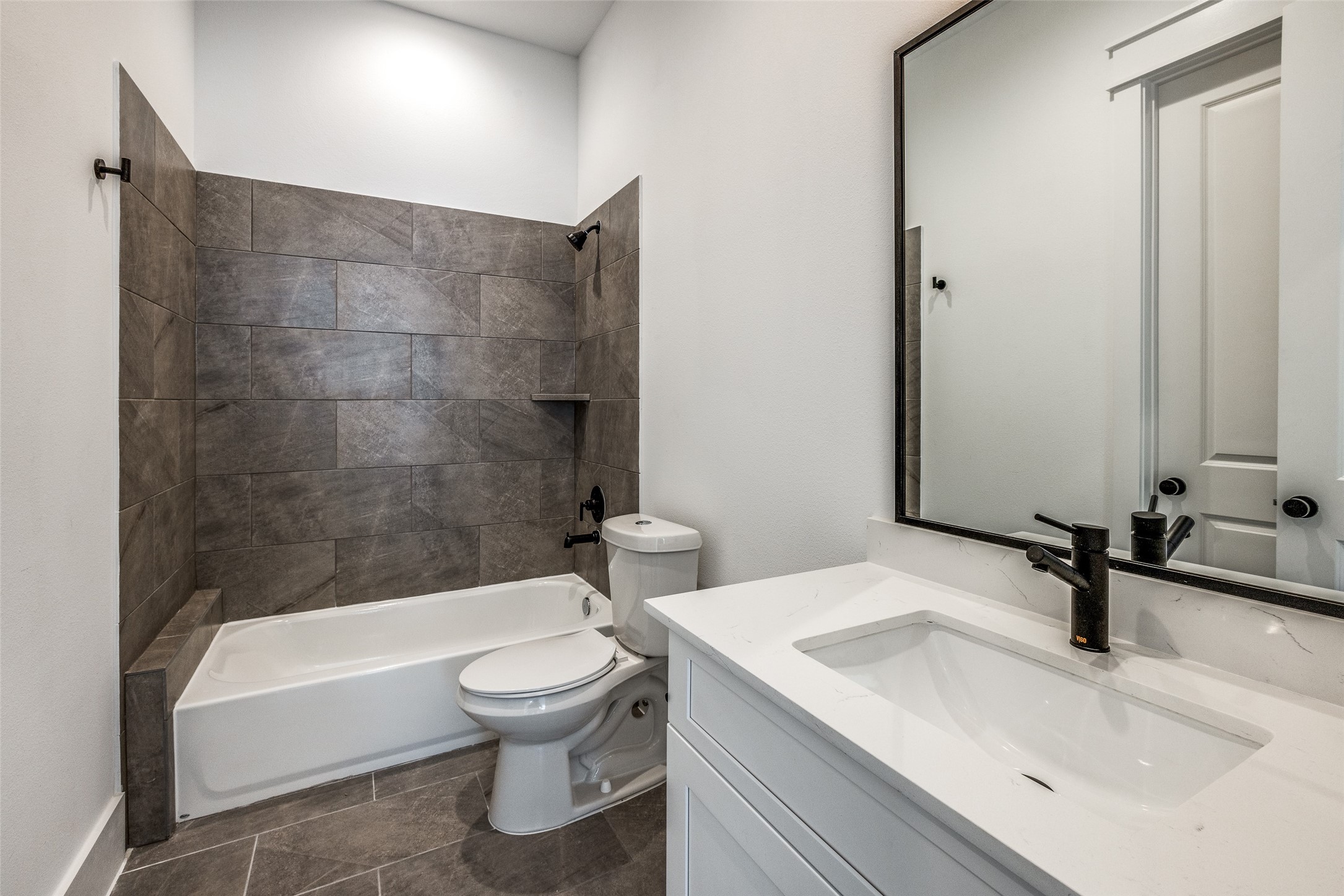 948 Fisher Street, Unit B Houston, TX 77018 - Photo 23 of 25 a bathroom with a sink a toilet and a bathtub