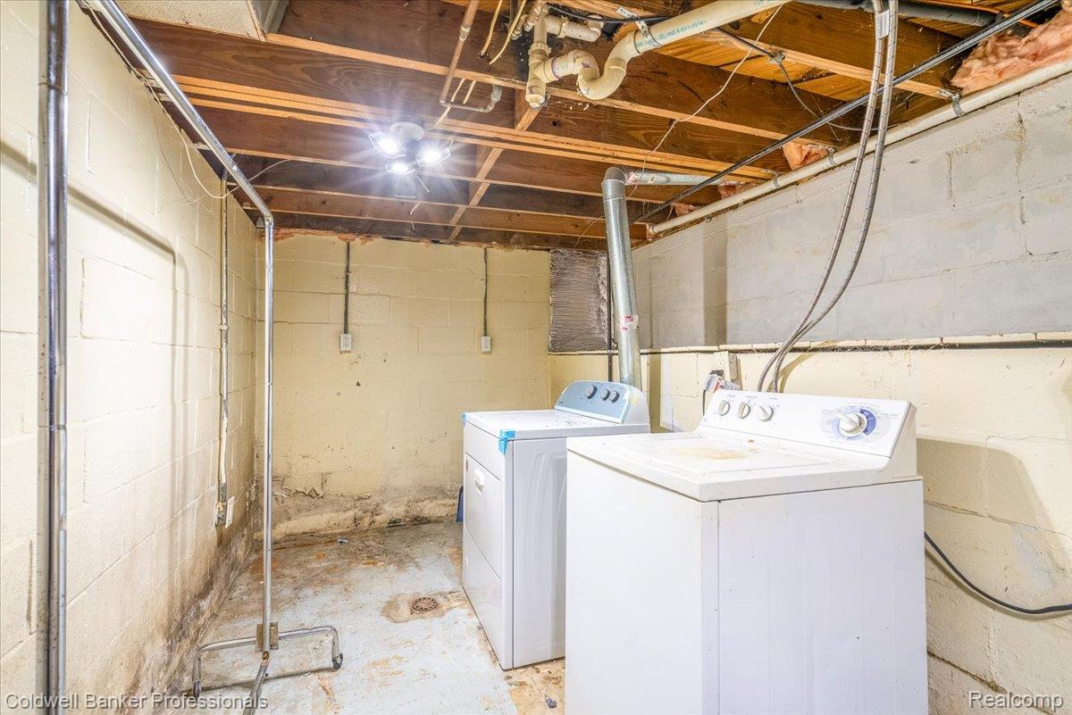 3582 Swanson Street Wayne, MI 48184 - Photo 23 of 30 Laundry room featuring washer and dryer