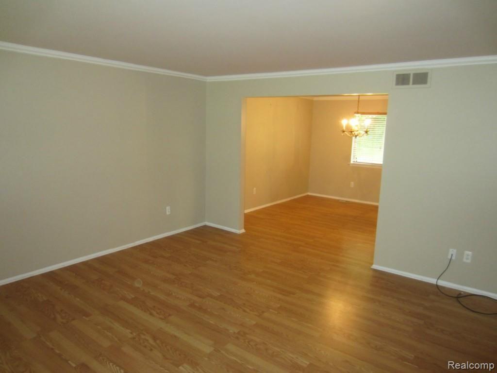 35905 Smithfield Road Farmington, MI 48335 - Photo 3 of 20