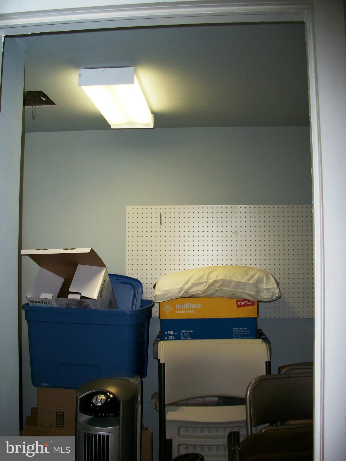8662 Black Oak Road Baltimore, MD 21234 - Photo 23 of 30 a room with a bed
