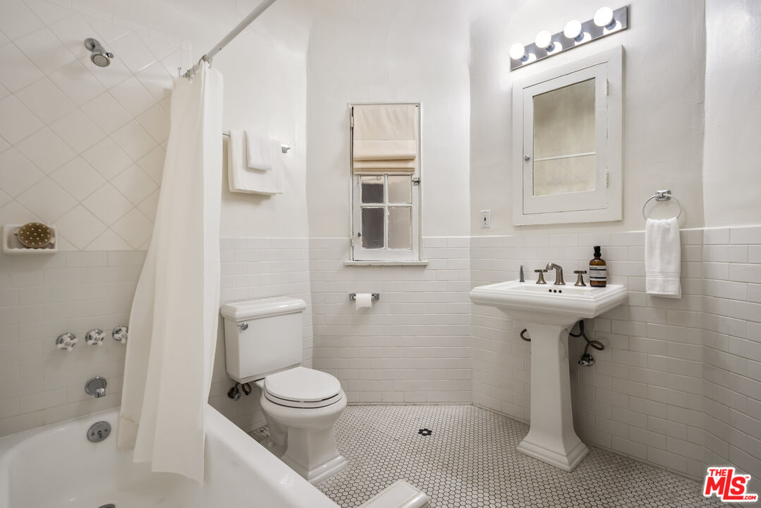 8420 Cresthill Road Los Angeles, CA 90069 - Photo 14 of 30 a bathroom with a sink toilet
