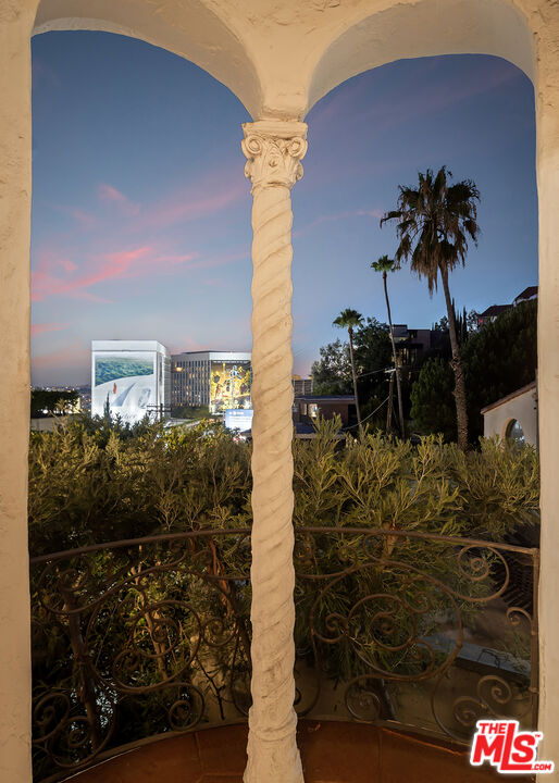 8420 Cresthill Road Los Angeles, CA 90069 - Photo 28 of 30 a front view of a house with a yard