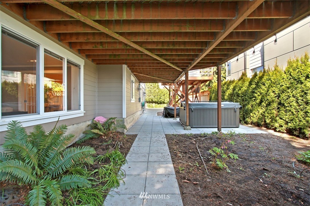 2004 26th Avenue West Seattle, WA 98199 - Photo 26 of 36