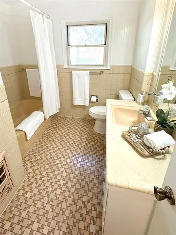 a view of a livingroom with furniture window and outside view