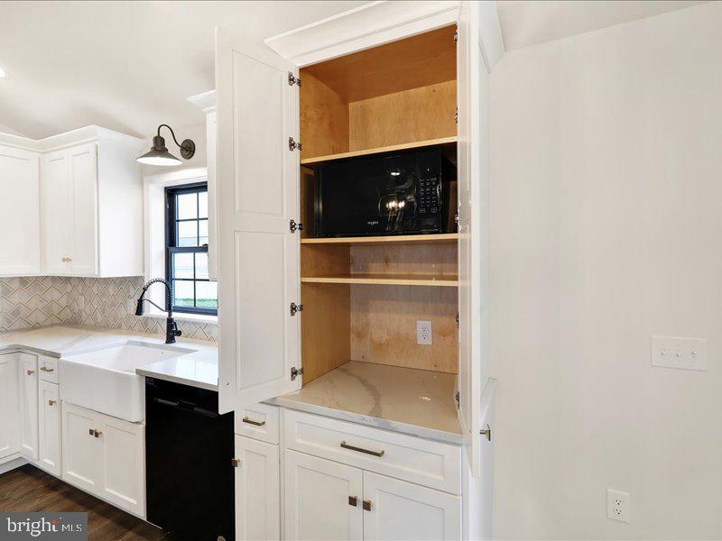 13 Rolling Meadow Road Lebanon, PA 17046 - Photo 18 of 31 a bathroom with a sink and a mirror