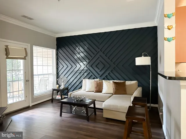 $1,950 | 4850 Eisenhower Avenue, Unit 121, Alexandria, VA 22304