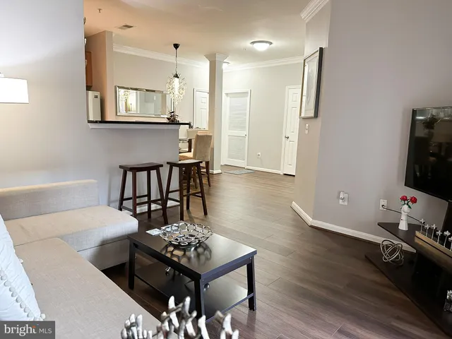 $1,950 | 4850 Eisenhower Avenue, Unit 121, Alexandria, VA 22304