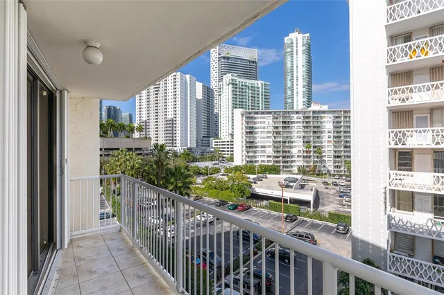 $3,200 | 1440 Brickell Bay Drive, Unit 705, Miami, FL 33131