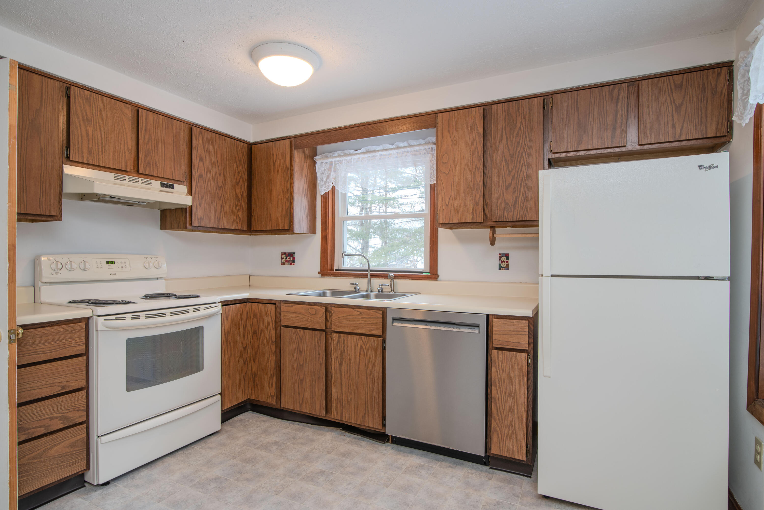 60 Brown Street, Unit 2 Kennebunk, ME 04043 - Photo 10 of 28 60 Brown-9