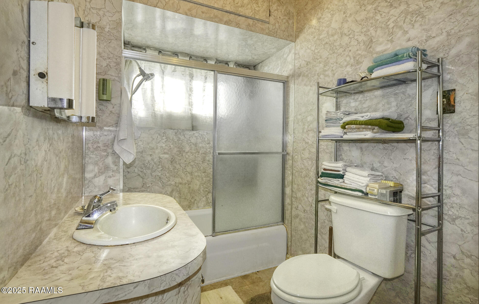 207 Church Avenue Kaplan, LA 70548 - Photo 14 of 16 Bathroom1