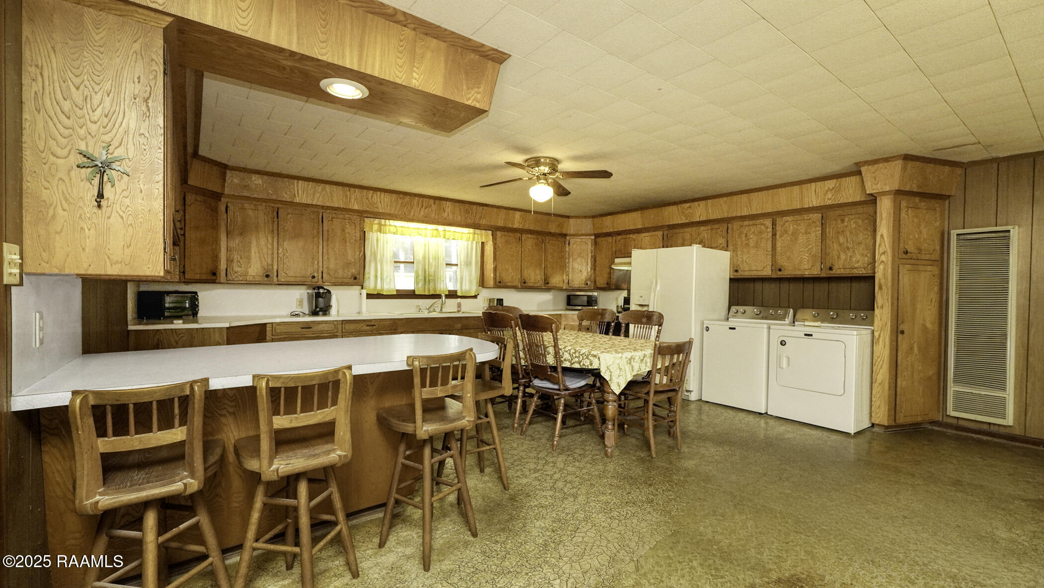 207 Church Avenue Kaplan, LA 70548 - Photo 7 of 16 Bar _ Kitchen