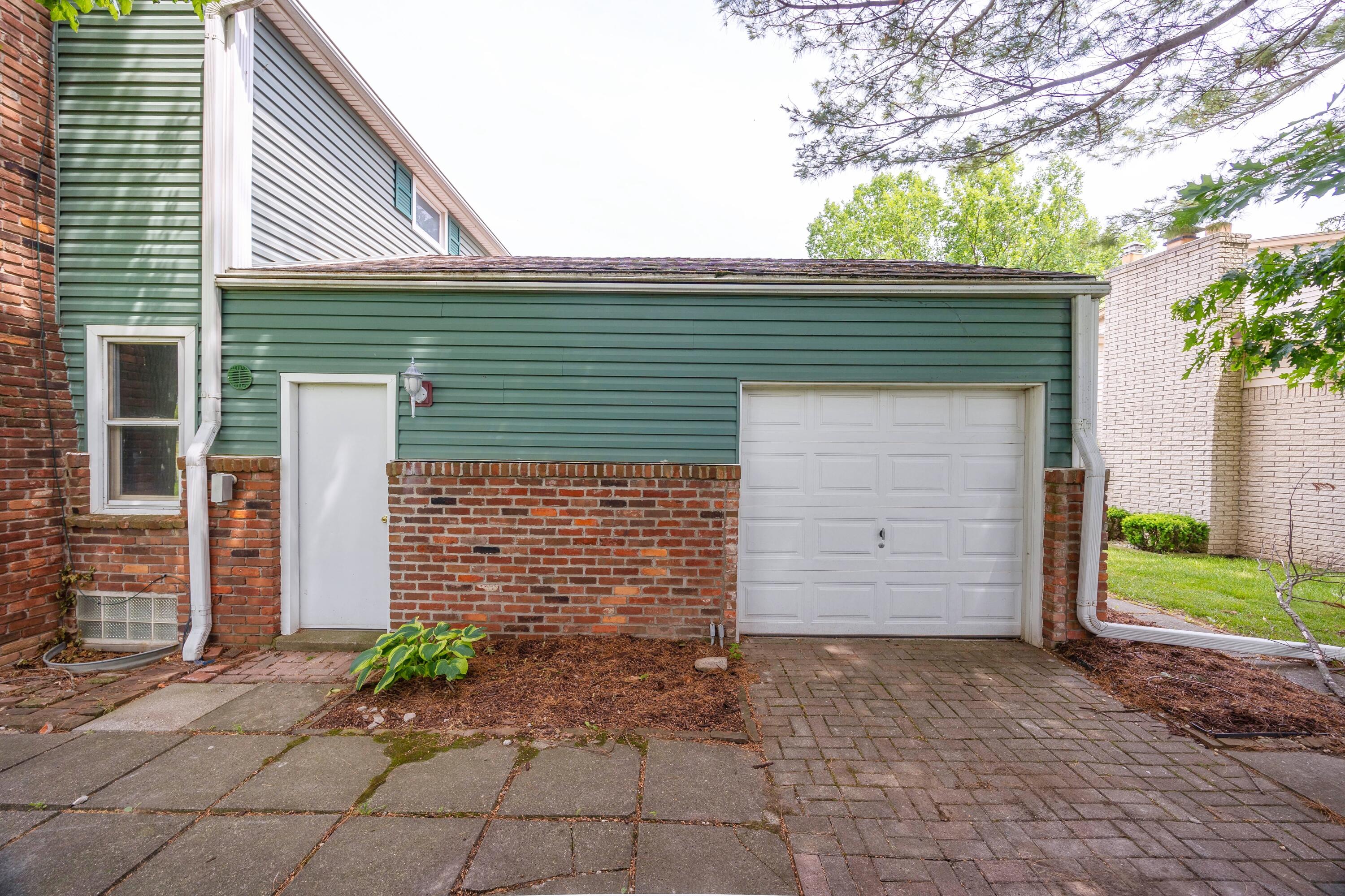20404 Coachwood Road Riverview, MI 48193 - Photo 12 of 68 011_64