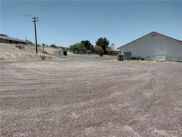 a view of a house with a dry yard