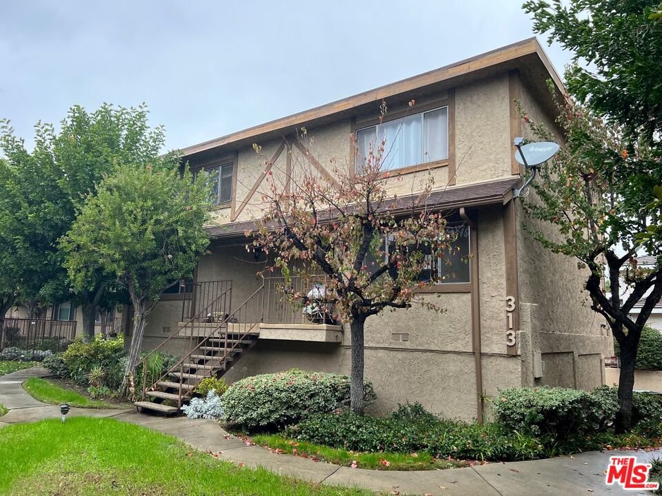 a house view with a outdoor space