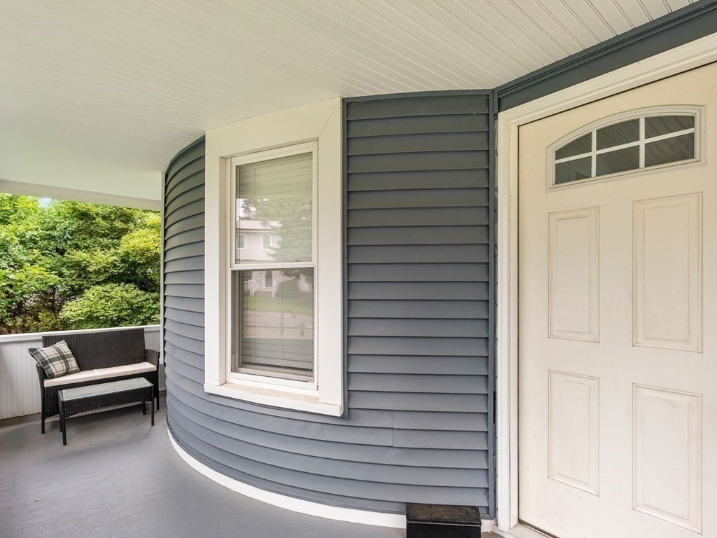 39 Narragansett Avenue Worcester, MA 01607 - Photo 3 of 31