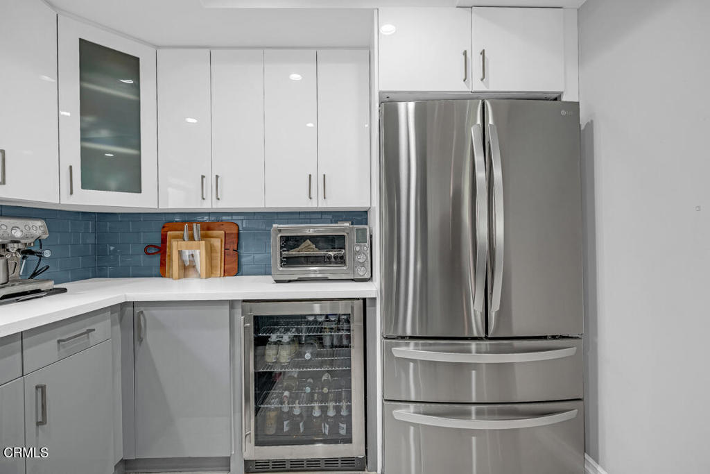 6301 Honolulu Avenue, Unit 47 Tujunga, CA 91042 - Photo 15 of 40 a kitchen with appliances and cabinets