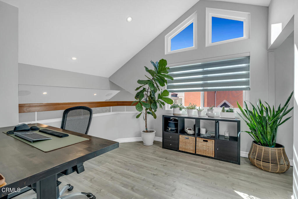 6301 Honolulu Avenue, Unit 47 Tujunga, CA 91042 - Photo 21 of 40 a living room with furniture