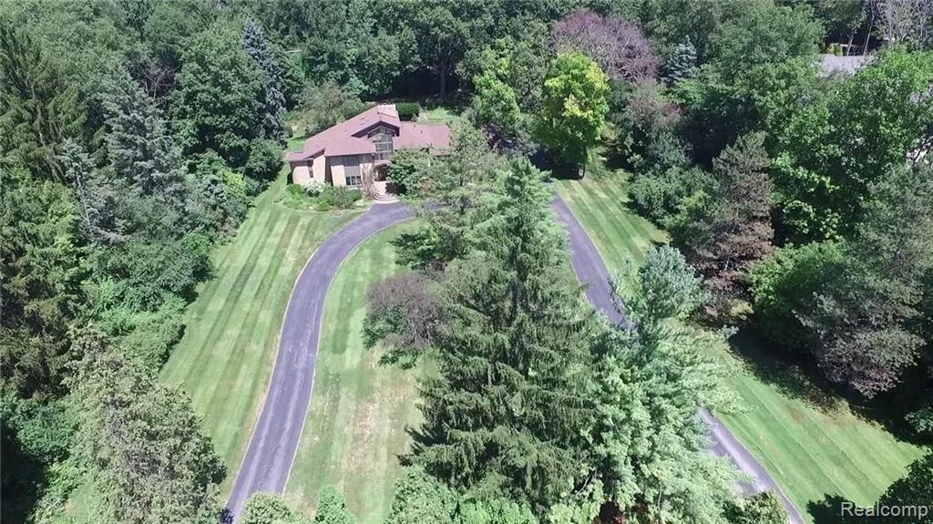 145 Canterbury Road Bloomfield Hills, MI 48304 - Photo 2 of 35