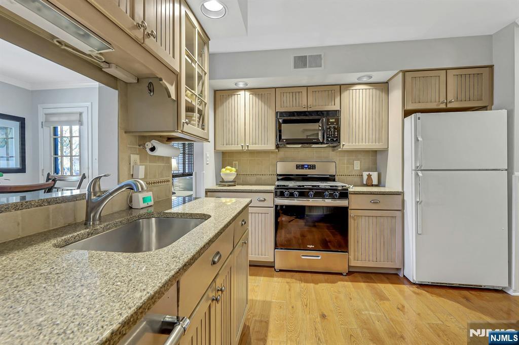 1712 Faulkner Court Mahwah, NJ 07430 - Photo 4 of 17 a kitchen with a sink stove and refrigerator