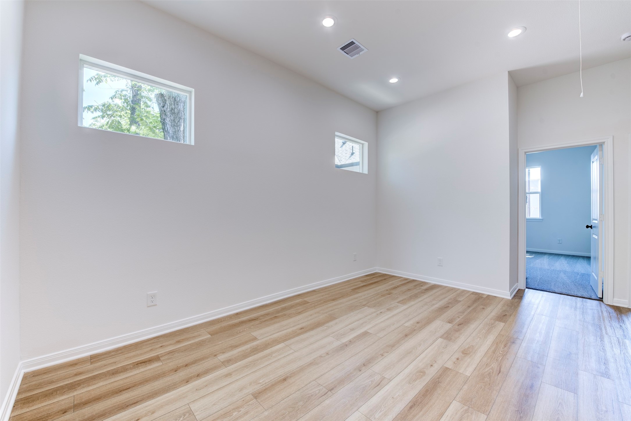 6809 Paris Street Houston, TX 77021 - Photo 18 of 37 Spacious second-floor flex room designed to adapt to your lifestyle, whether used as a home office, playroom, or additional living area.