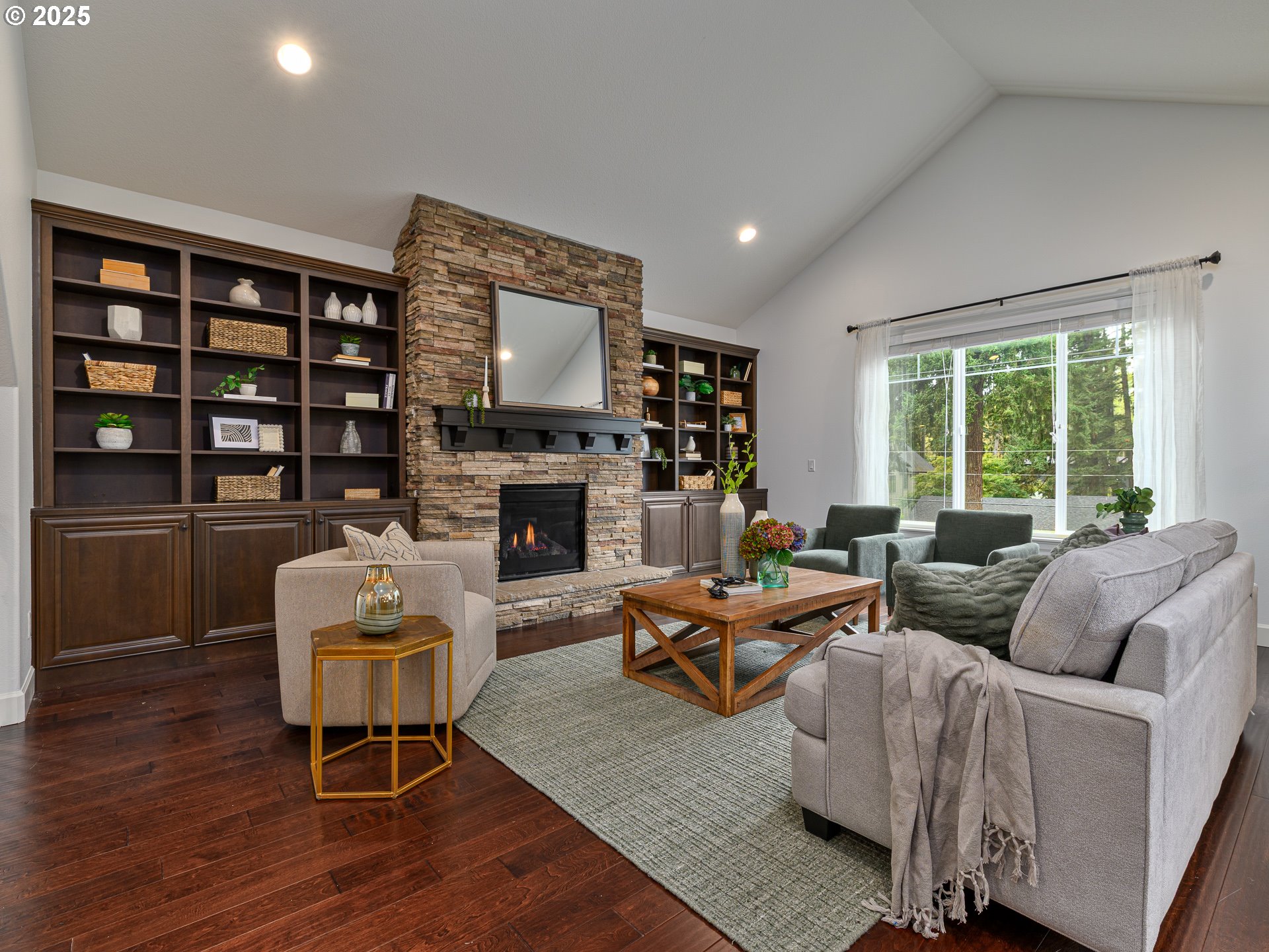 18706 Bryant Road Lake Oswego, OR 97034 - Photo 3 of 38 Living Room