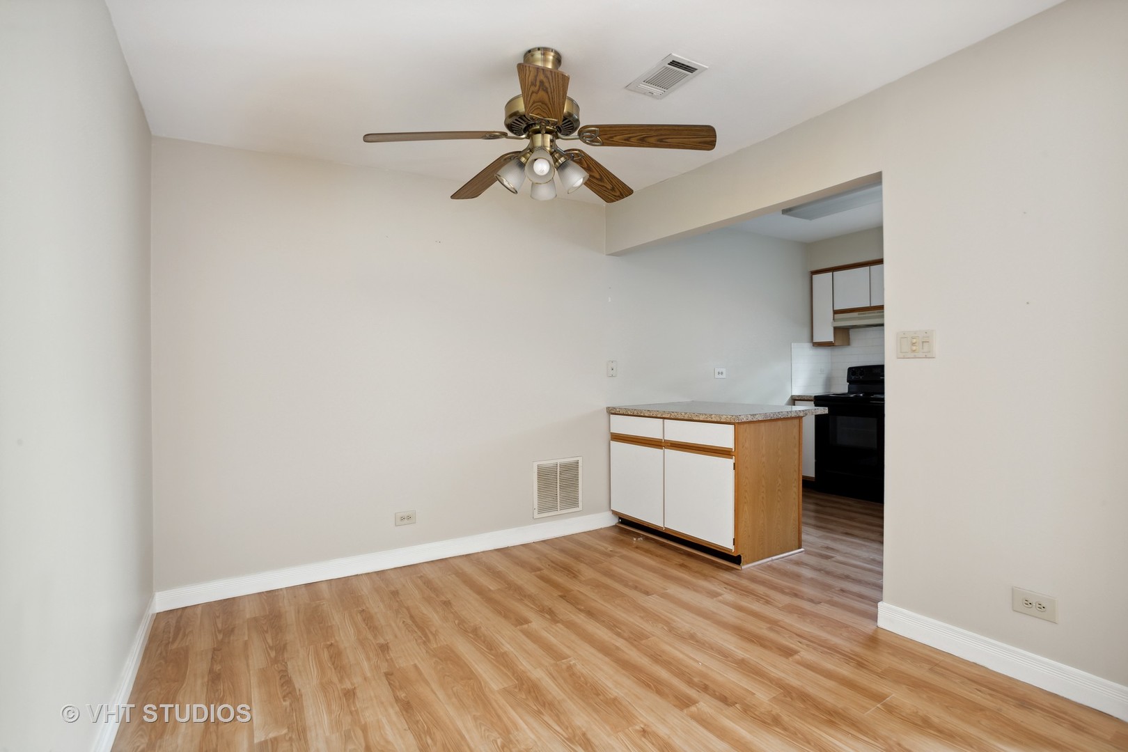 456 Raintree Court, Unit 2D Glen Ellyn, IL 60137 - Photo 5 of 10 a room with a ceiling fan and wooden floor