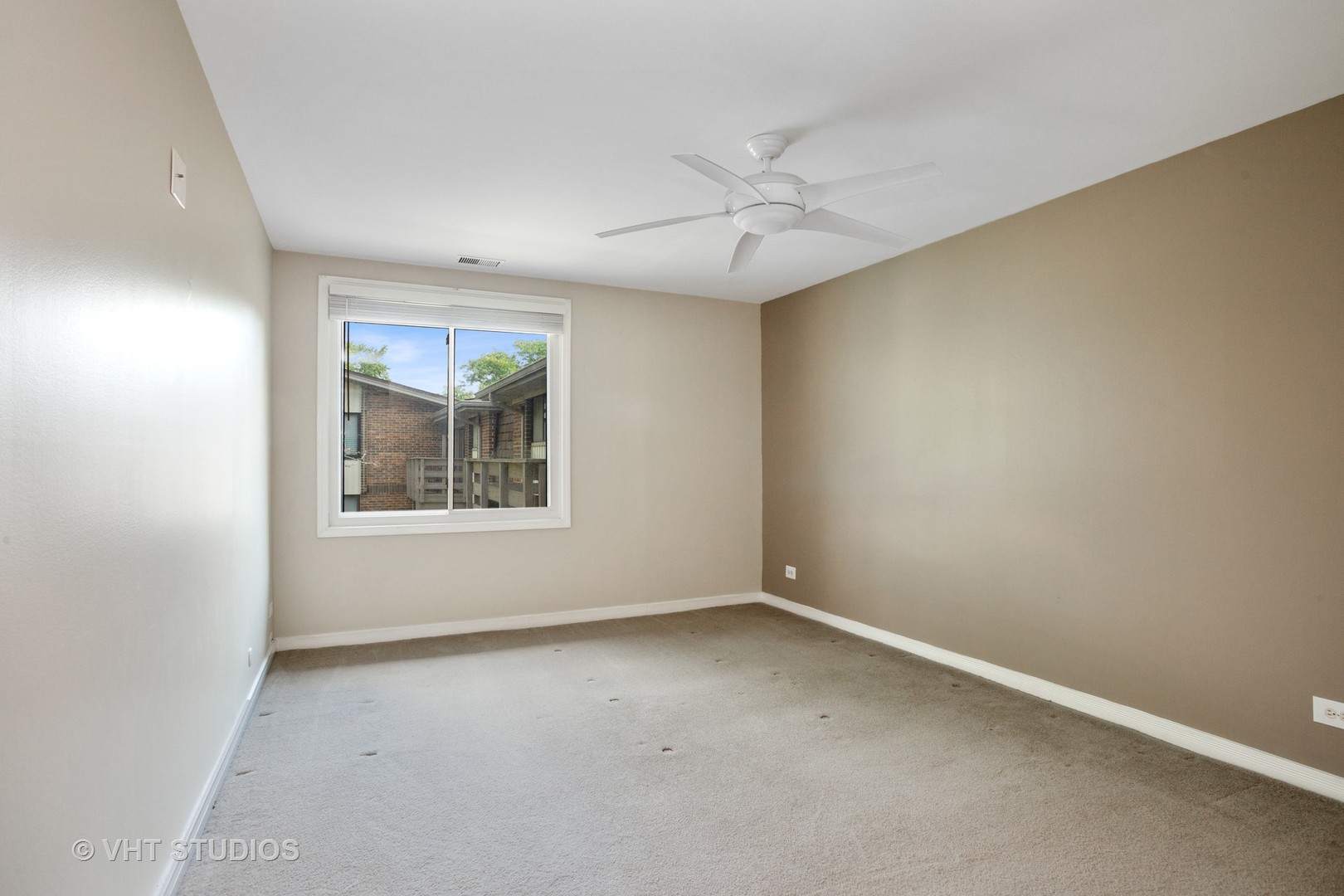 456 Raintree Court, Unit 2D Glen Ellyn, IL 60137 - Photo 6 of 10 an empty room with a window