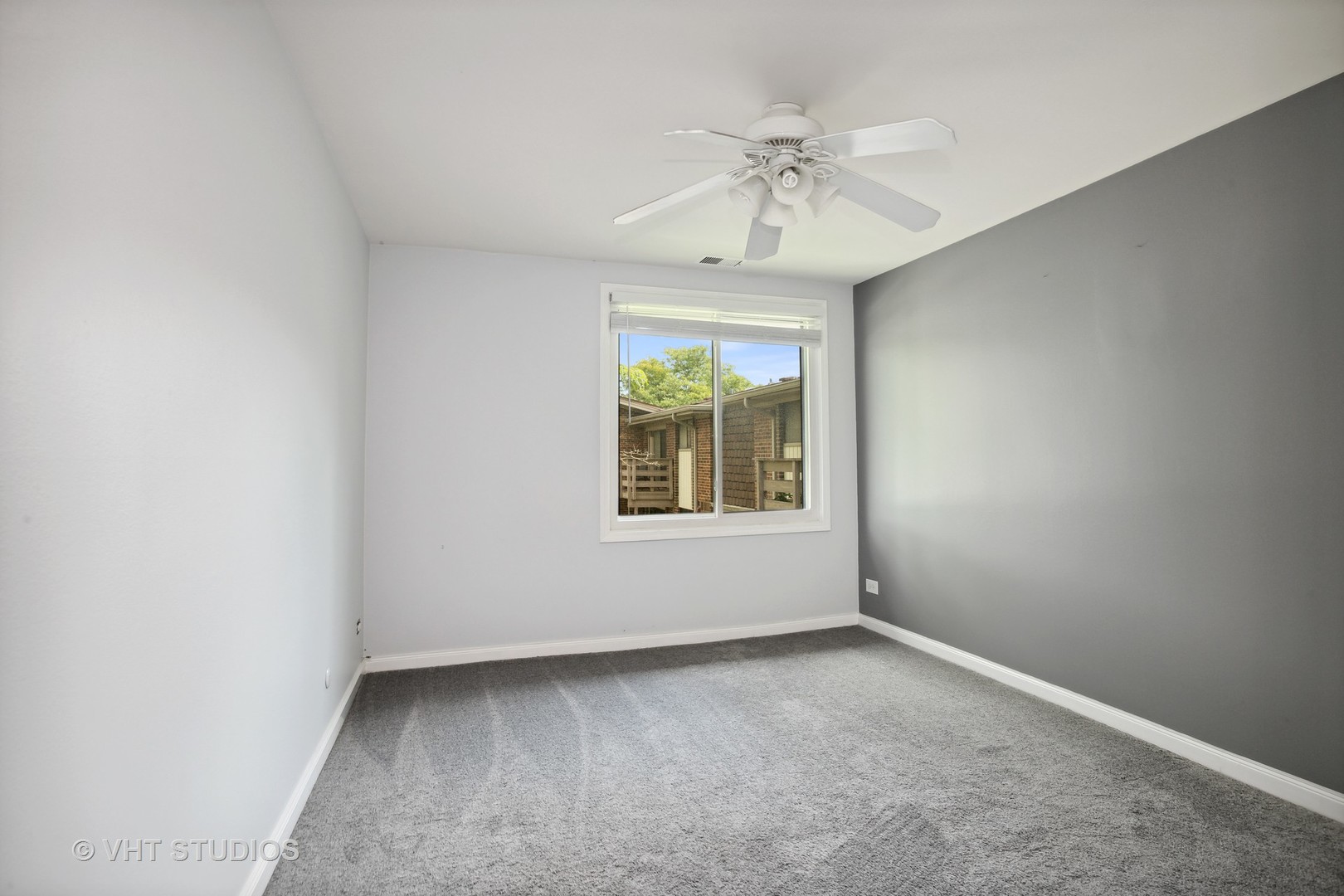 456 Raintree Court, Unit 2D Glen Ellyn, IL 60137 - Photo 7 of 10 an empty room with a window