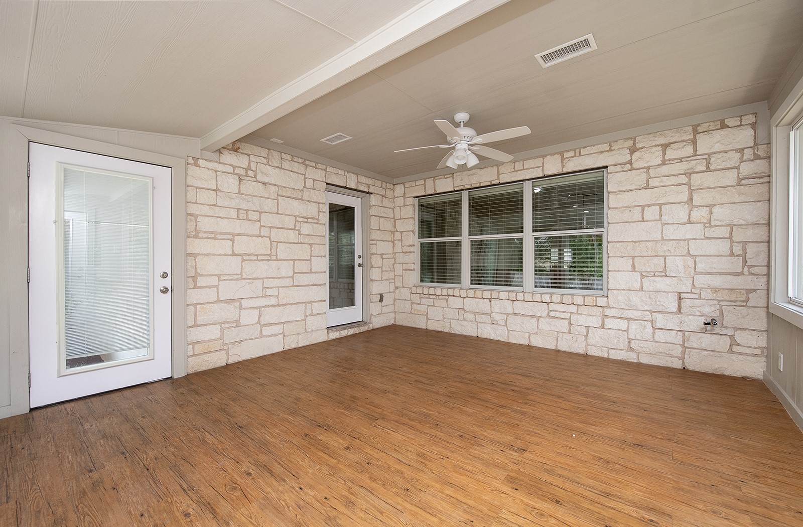 118 Chestnut Court Georgetown, TX 78633 - Photo 25 of 31 en empty room with windows