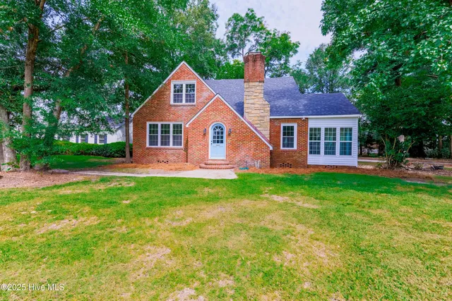 $327,500 | 513 East Main Street, Wallace, NC 28466