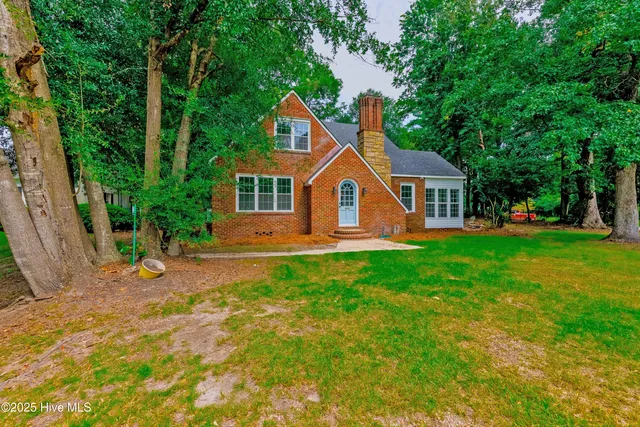 $327,500 | 513 East Main Street, Wallace, NC 28466