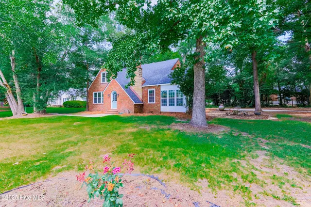 $327,500 | 513 East Main Street, Wallace, NC 28466