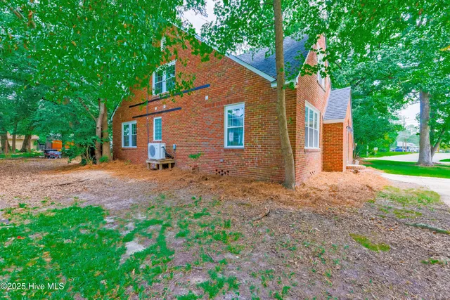 $327,500 | 513 East Main Street, Wallace, NC 28466