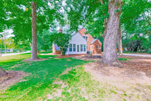 $327,500 | 513 East Main Street, Wallace, NC 28466